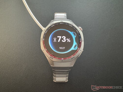 Huawei Watch GT 5 Pro in carica