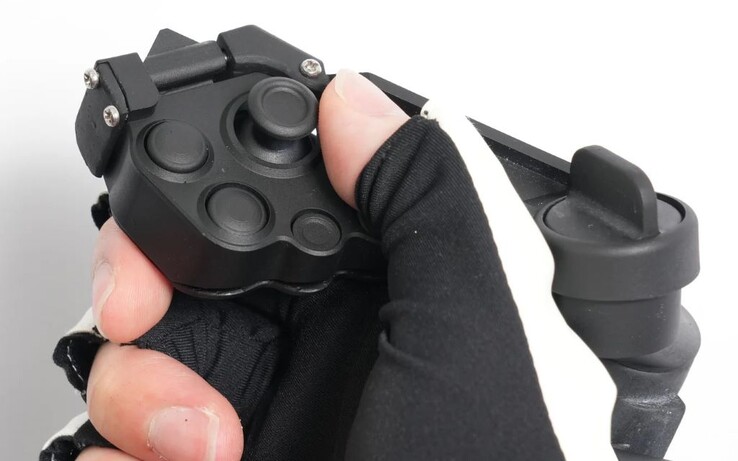 Il controller fisico opzionale Magnetra2, con joystick e ingressi a pulsante, è collegato magneticamente al ContactGlove2. (Fonte immagine: Diver-X)