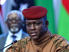 Il Burkina Faso blocca l&#039;estrazione dell&#039;oro da parte di alcune società straniere - il capo militare Ibrahim Traoré chiede maggiore autodeterminazione (Fonte: Globe Eye News / X)