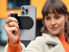 Il Lux Grip aggiunge agli iPhone un&#039;autentica sensazione di fotocamera Leica e i suoi controlli. (Fonte: Leica)