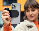 Il Lux Grip aggiunge agli iPhone un'autentica sensazione di fotocamera Leica e i suoi controlli. (Fonte: Leica)