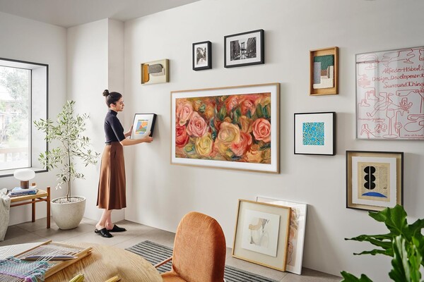 Il televisore The Frame di Samsung può passare per un quadro quando è in modalità artistica. (Fonte: Samsung)