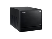 L'immagine mostra una vista frontale di Shuttle XPC Mini PC, che si presenta come un cubo nero dal design minimale.