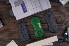 8BitDo ha dato una rinfrescata ad un&#039;altra serie di controller con la sua ultima release &#039;Transparent Series&#039;. (Fonte: 8BitDo)