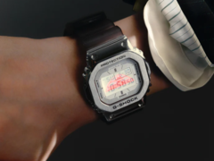 L&#039;orologio C2H4 x Casio G-Shock G-5600 &quot;The Space Age&quot; Edition ha una lunetta in acciaio inossidabile. (Fonte: C2H4)