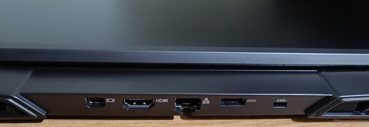 Connettori posteriori: mini DisplayPort 1.4a, HDMI 2.1, jack 2,5 GbE, jack poer, blocco Kensington