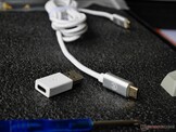 Sono inclusi un cavo USB-C-C intrecciato in metallo e un adattatore USB-C di tipo-A. 