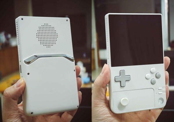 Foto hands-on del Pocket DMG. (Fonte: AYANEO via Liliputing)