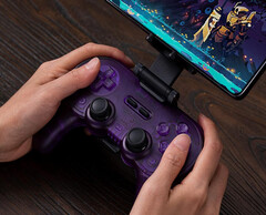 8BitDo vende ora la versione viola traslucido del Pro 2 con joystick ad effetto Hall. (Fonte immagine: 8BitDo)