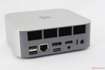 Posteriore: USB-A 3.2 (10 Gbps), USB-A 2.0 (480 Mbps), RJ-45 (2,5 Gbps), DisplayPort 1.4 (4K@144), USB-A 2.0 (480 Mbps), HDMI 2.1 (4K@120), cuffie da 3,5 mm, USB-C 4.0 con DisplayPort + Power Delivery (40 Gbps), adattatore CA