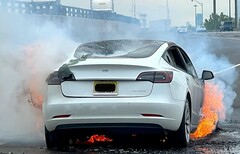 L&#039;incendio della batteria della Tesla Model 3 ha riacceso la preoccupazione per la sicurezza dei veicoli elettrici. (Fonte: State Of Charge su YouTube)