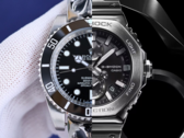 Il Rolex Submariner - un popolare orologio meccanico (a sinistra), e l'orologio al quarzo Casio GMC-B2100D-1A (a destra). (Fonte dell'immagine: Merit Trends e Casio - Modifica)