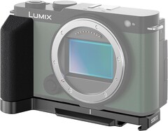 Si intravede appena la porta del microfono a sinistra (immagine a destra) del Panasonic Lumix S9 (fonte: Amazon)