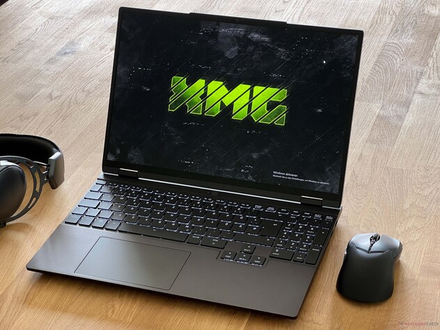 Schenker XMG Evo 15 M24 e la sua piccola tacca di inversione (Fonte: Notebookcheck)