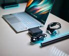 Il SoC Qualcomm Snapdragon X Elite dell'Asus Vivobook S15 non ha quasi bisogno di un adattatore di corrente per raggiungere le massime prestazioni. (Fonte: Alex Waetzel / Notebookcheck)