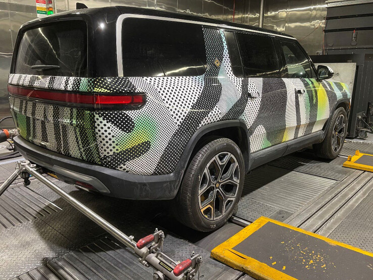 La parte posteriore di una Rivian R1S che è stata recentemente sottoposta a test e convalida in condizioni di freddo. (Fonte immagine: EPA via Rivian Forums)