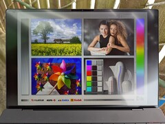 All'aperto, all'ombra. Lo schermo è visibile all'ombra con un abbagliamento per lo più tollerabile