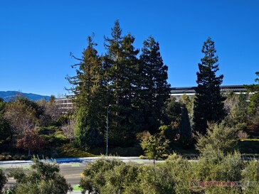 La migliore vista del Parco Apple dal Centro Visitatori, che non è affatto una gran vista.