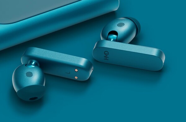 Gli HMD Amped Buds hanno un design a cerniera. (Fonte: HMD)