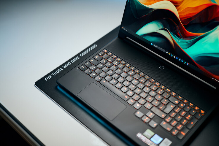 Lenovo Legion 9 sposta la tastiera verso il basso per fare spazio a un maggiore raffreddamento, e non rimane molto spazio per un grande trackpad.