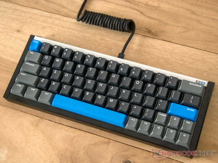 Il layout compatto al 60% di EZ63 lo rende abbastanza portatile senza sacrificare troppi tasti utili, e i keycaps sono praticamente impeccabili