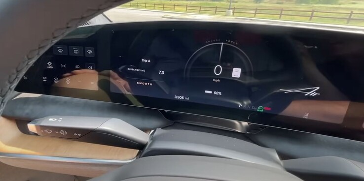 La Lucid Air GT ha iniziato il viaggio con il 98% di batteria. (Fonte immagine: TFLEV via YouTube)