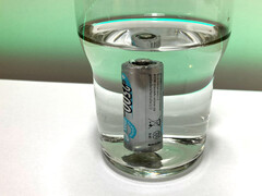 Il flusso di corrente nell'acqua da solo non è sufficiente. L'H2 deve essere separato, nel modo più efficace possibile.