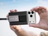 Adata SR800 è un power bank wireless da 5.000 mAh con un SSD collegato. (Fonte: Adata)