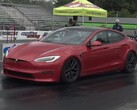 La Tesla Model S Plaid è già veloce come un ghepardo a caccia, ma Miguel Roy ha dovuto fare un ulteriore passo avanti. (Fonte immagine: DragTimes via YouTube)