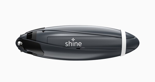 Shine 2.0 si ripiega in modo ordinato e può essere inserito nel lato di uno zaino. (Fonte: Aurea Technologies)