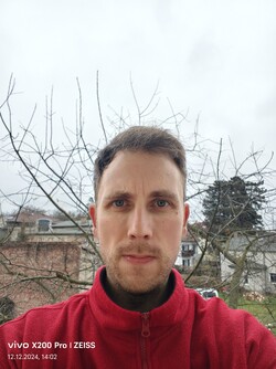 Selfie con la fotocamera da 32 MPix di Vivo X200 Pro