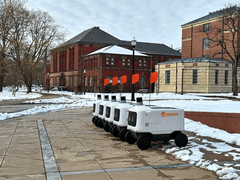 Il robot di consegna Avride nel campus (Fonte: Avride)