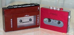 Il lettore di cassette portatile Sanyo degli anni &#039;80 (a sinistra) accanto al Fiio CP13 del 2024 (a destra). Fonte dell&#039;immagine: MySKU