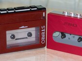 Il lettore di cassette portatile Sanyo degli anni '80 (a sinistra) accanto al Fiio CP13 del 2024 (a destra). Fonte dell'immagine: MySKU