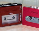 Il lettore di cassette portatile Sanyo degli anni '80 (a sinistra) accanto al Fiio CP13 del 2024 (a destra). Fonte dell'immagine: MySKU