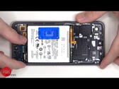 Il Samsung Galaxy S24 FE si dimostra facile da riparare nel teardown. (Fonte: YouTube / PBKreviews)