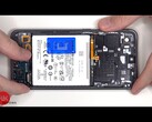 Il Samsung Galaxy S24 FE si dimostra facile da riparare nel teardown. (Fonte: YouTube / PBKreviews)