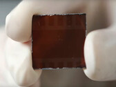 Piccola ma estremamente potente: una cella solare di perovskite stabile. (Immagine: youtube/Rice University)