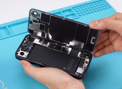 L&#039;iPhone 16e di Apple rende relativamente facile la sostituzione della batteria e del retro. (Fonte: REWA Technology)