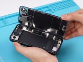 L'iPhone 16e di Apple rende relativamente facile la sostituzione della batteria e del retro. (Fonte: REWA Technology)