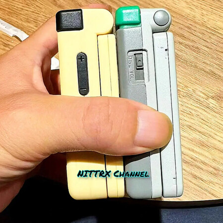 The Miyoo Mini Flip and Game Boy Advance SP from left to right. (Image source: NITTRX)