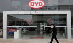 BYD ha superato Tesla nel 2022 come principale produttore globale di EV. (Fonte immagine: Reuters)