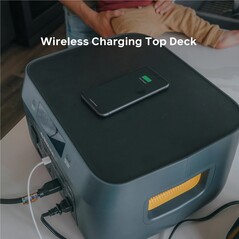 Entrambi i modelli sono dotati di una superficie superiore di ricarica wireless da 10W (Fonte: BioLite)