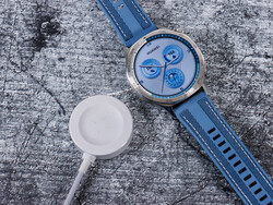 Huawei Watch GT 5 accanto alla stazione di ricarica wireless (Foto: Daniel Schmidt)