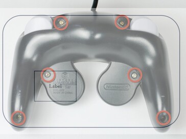 Immagine trapelata di Switch 2 GameCube FCC sovrapposta al controller originale (Fonte immagine: Famiboards)