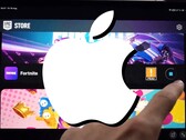 Uno YouTuber ha installato Fortnite su un iPad al di fuori dell'UE, nonostante gli sforzi di Apple. (Fonte immagine: Saunders Tech on X / Apple - modificato)