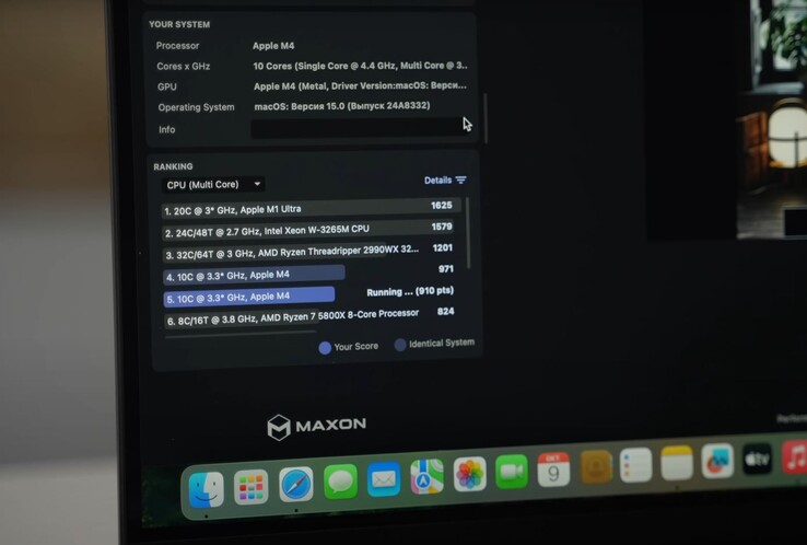 Il MacBook Pro M4 ottiene un punteggio multi-core di 971 in Cinbenech. (Fonte immagine: Romancev768V via YouTube)