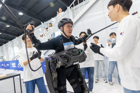 Il pilota paraplegico del team KAIST, Seunghwan Kim, condivide un sentito festeggiamento con il suo team dopo aver completato un percorso difficile (Fonte immagine: KAIST)