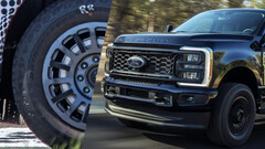 Una nuova serie di fughe di notizie suggerisce che potrebbe essere in arrivo un potenziale pick-up Ford Super Duty elettrico con motori a mozzo. (Fonte: Ford / Autoblog - modificato)