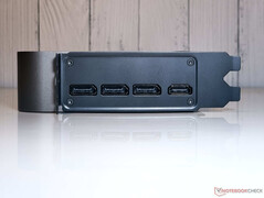 Porte: 3x DisplayPort 2.1b-out, 1x HDMI 2.1b-out